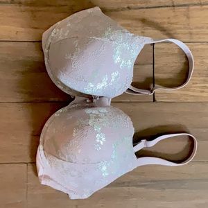 EUC.  Victoria’s Secret “ Body by Victoria” Bra size 40DD or E. Beautiful Lace.